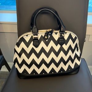 Unique chevron print bag in black and white at a fantastic price!